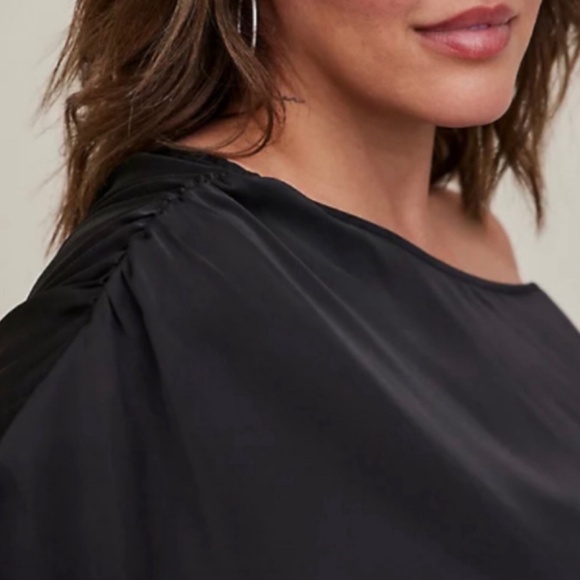 🆕 Black Satin Off Shoulder Top 3 3X 22 24 NWT Torrid New! - Picture 3 of 6